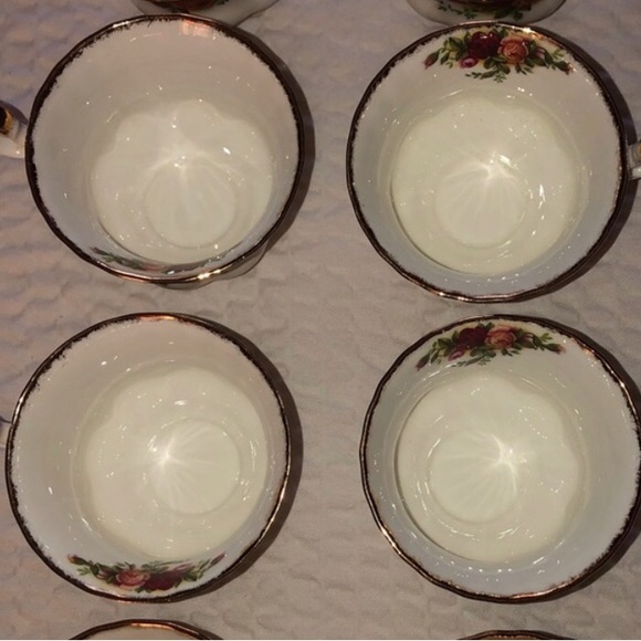 Royal Albert 4 Teacup’s with 4 Saucers - Old Country Roses - Picture 4 of 11